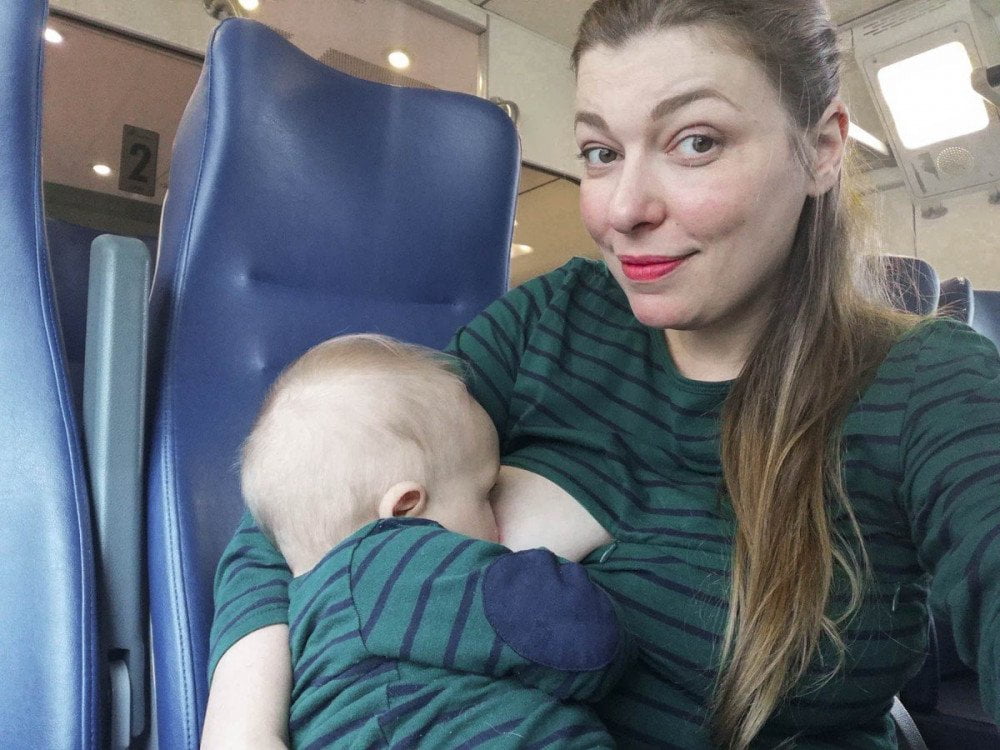 Allattamento comodo in treno con la maglia Juno Jack's