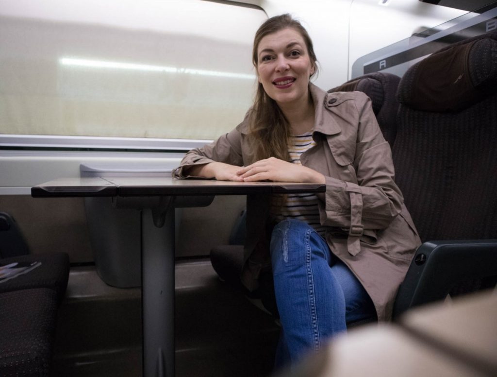 Paola Bertoni durante un viaggio in treno Frecciarossa