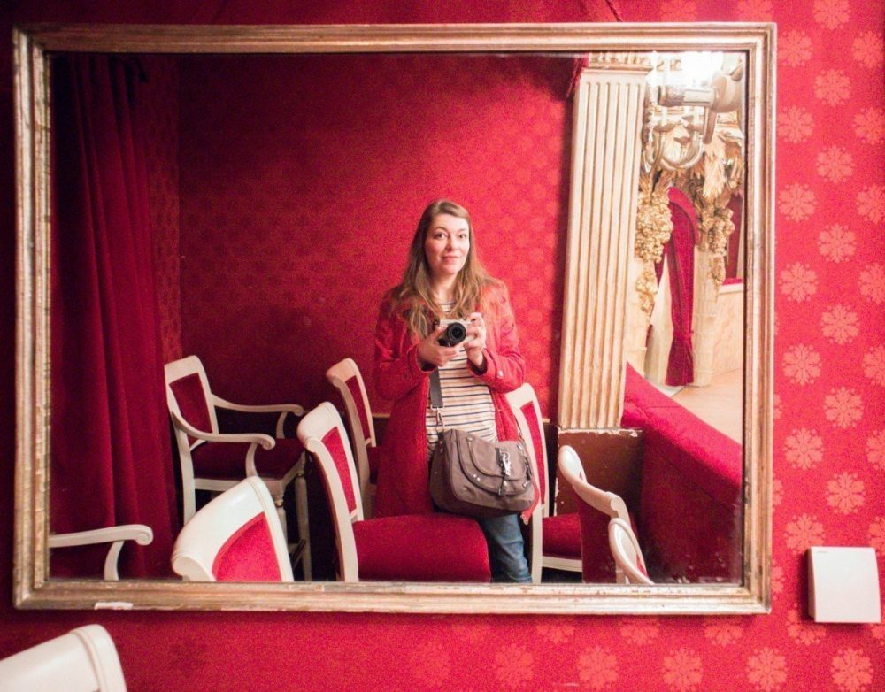 Paola Bertoni davanti allo specchio di un palco del Teatro San Carlo di Napoli