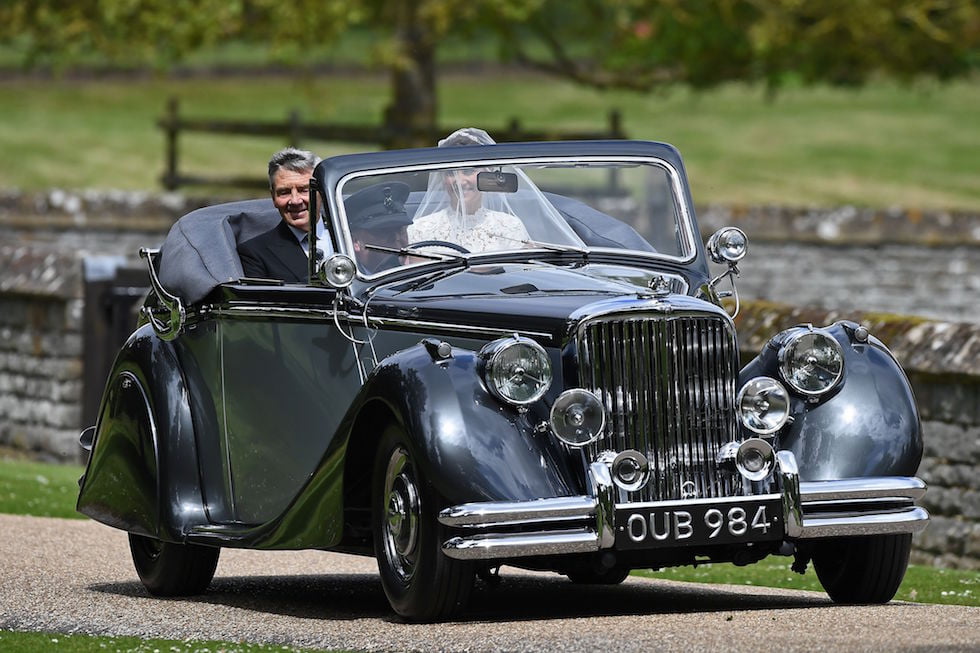 Pippa Middleton con il padre Michael su una Jaguar