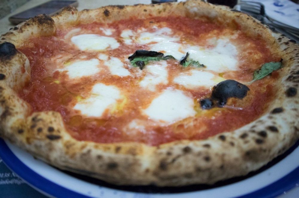 Vera pizza napoletana margherita alla pizzeria La figlia del presidente a Napoli