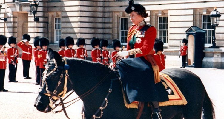 La regina Elisabetta II a cavallo di Burmese