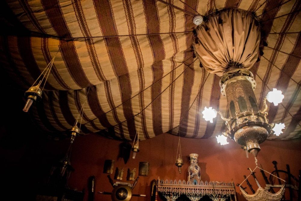 Soffitto realizzato con una tenda berbera nel salotto turco del Castello d’Albertis Museo delle Culture del Mondo