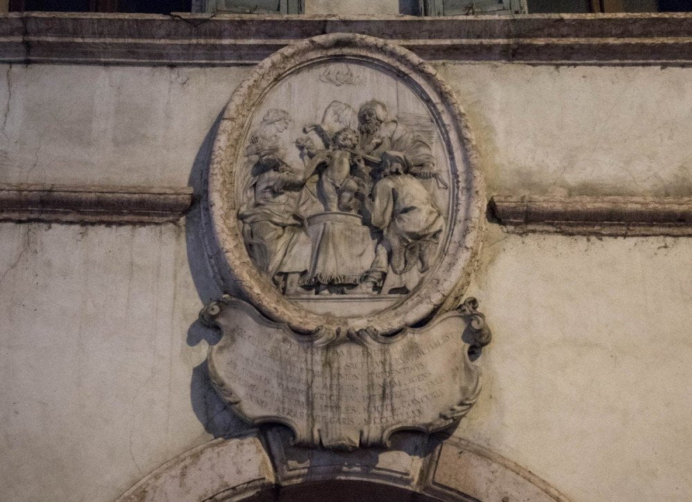 Bassorilievo raffigurante il mai avvenuto omicidio rituale del Simonino sulla facciata di un edificio nel centro storico di Trento