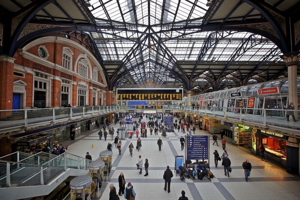 Interno stazione ferroviaria Liverpool Street di Londra