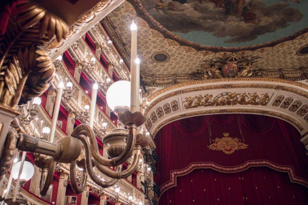 Scorcio dell'interno del Teatro San Carlo di Napoli con vista sui palchi e sulle luci
