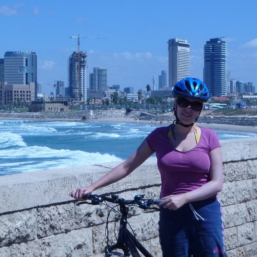 Paola Bertoni in bicicletta a Tel Aviv