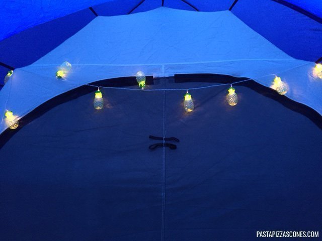 La nostra tenda prima di crollare, decorata con le luci a forma di ananas