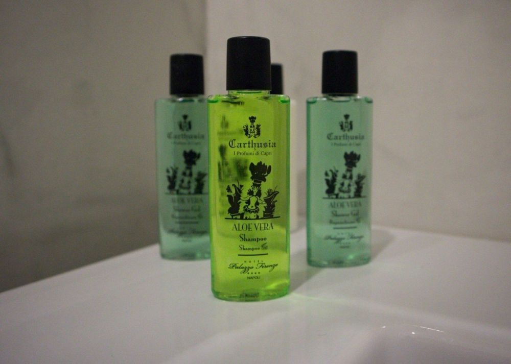 Shampoo e bagnoschiuma del set di cortesia linea Carthusia offerto dall'hotel Palazzo Firenze di Napoli