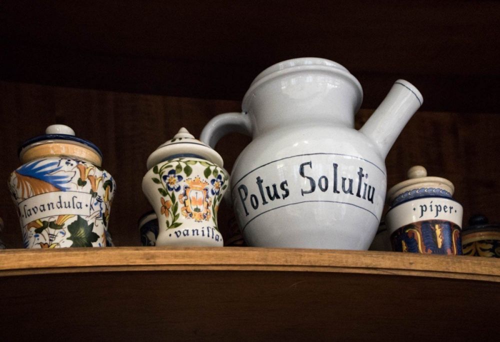I tradizionali vasi da farmacia in ceramica cin iscrizioni in latino sono una delle attrazioni dell'Antica Farmacia Sant'Anna di Genova