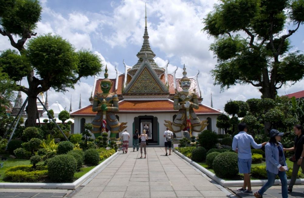 Ingresso del Wat Arun di Bangkok dal lato dell'attracco dei traghetti